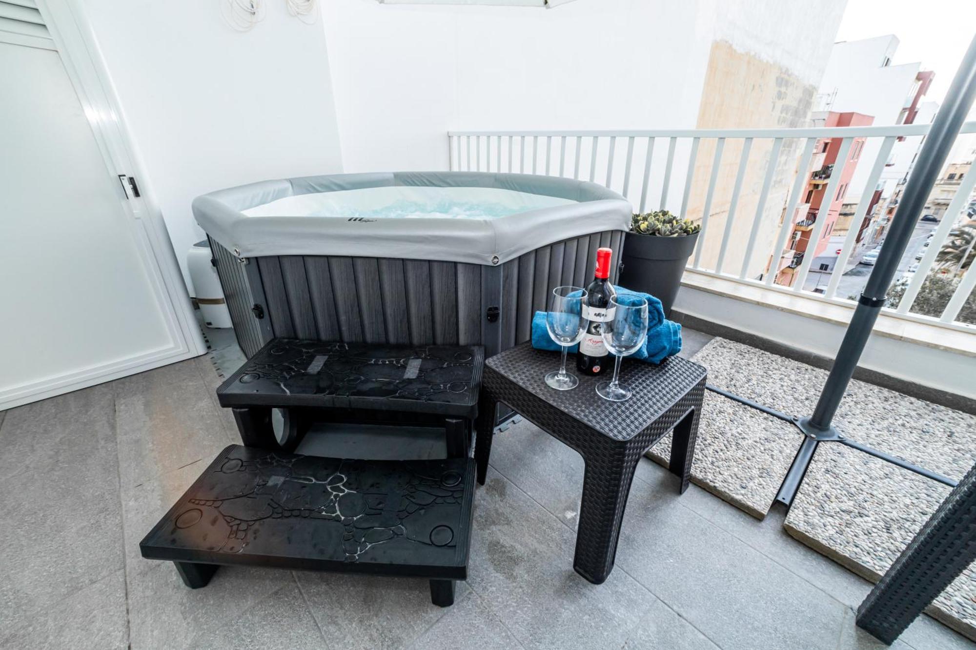 Sea Breeze, Spacious 2-Bedroom Lux Seaside Apartments St. Paul's Bay Exterior photo